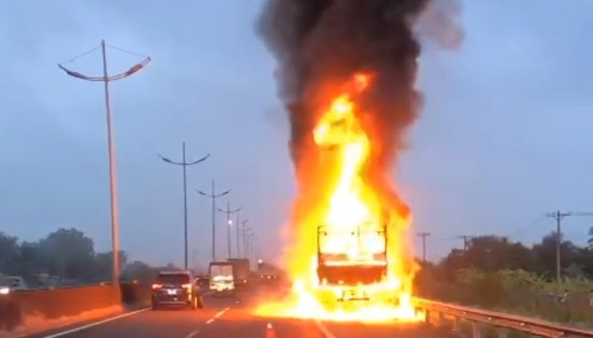 Xe tải bất ngờ phát hỏa lúc rạng sáng - cao tốc TP.HCM - Trung Lương ùn tắc hơn 10km