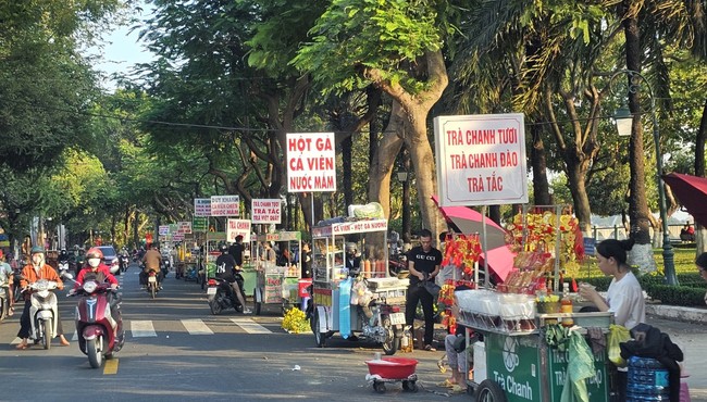 Đồng Nai: Hàng rong “bủa vây” đường Nguyễn Văn Trị