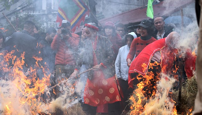 Ảnh: Khói lửa mù mịt trong lễ hội thổi cơm thi ở làng Thị Cấm