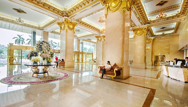 Cận cảnh khách sạn dát vàng Grand Plaza có nhân viên đuổi dân trú mưa