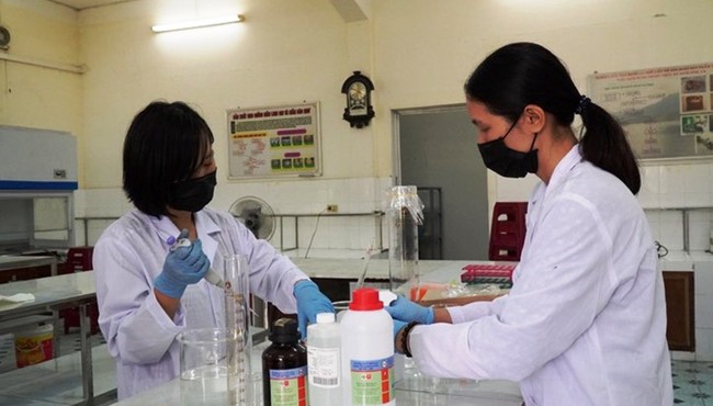 Giảng viên Bách khoa giúp sinh viên chế nước sát khuẩn chống corona
