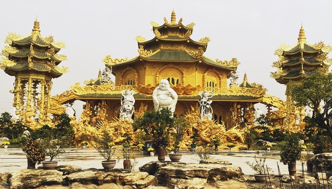 Cận cảnh ngôi chùa 'dát vàng' khiến du khách mê mẩn