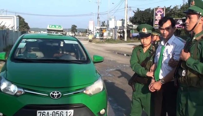 Bắt quả tang tài xế taxi Mai Linh vận chuyển ma túy