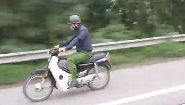 Người mặc trang phục giống cảnh sát phóng xe máy tốc độ cao trên Đại lộ Thăng Long