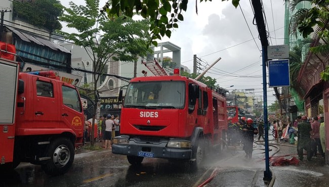 Cháy xưởng giày da ở Sài Gòn, khói đen bao trùm cả khu phố