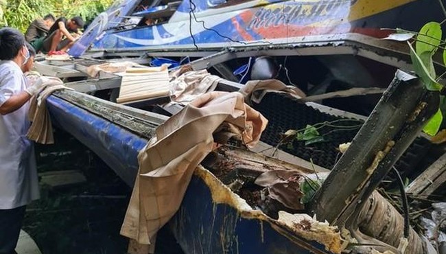 Hiện trường vụ xe khách lao xuống đèo khiến 6 người tử vong ở Kon Tum