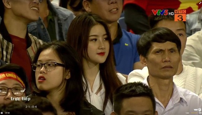 Nữ cổ động viên xinh đẹp trận U23 Việt Nam - U23 Thái Lan khiến CĐM săn lùng