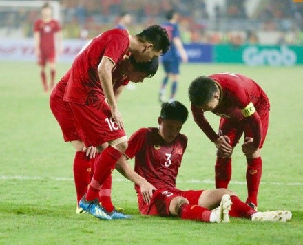 Xót xa cảnh tuyển thủ U23 Việt Nam bị đối thủ “chơi xấu” phải nằm sân