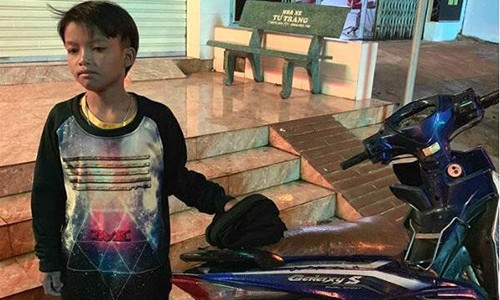 Bé trai 13 tuổi cưỡi xe máy đi lạc 300 km 