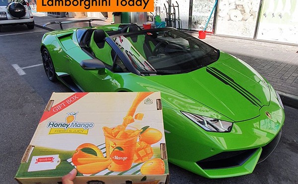 Thú vị như ở Dubai, lái siêu xe Lamborghini Huracan mui trần đi ship xoài