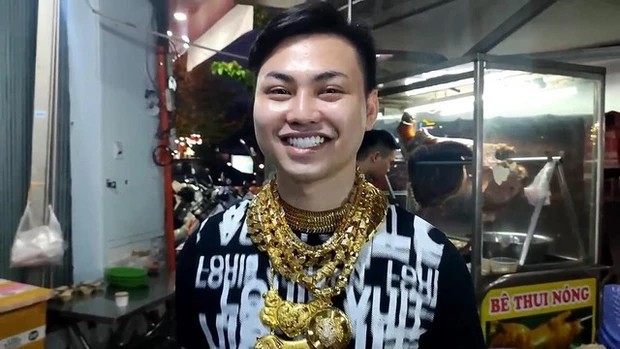 Chủ quán lẩu 23 tuổi ở TP HCM bỏ thói quen đeo 80 cây vàng kín cổ