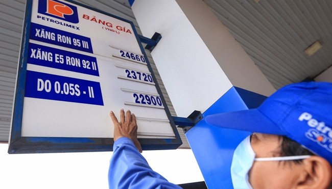 Giá xăng dầu hôm nay: Giá xăng RON95 vượt 23.000 đồng