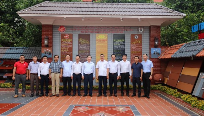 Chủ tịch VUSTA Phan Xuân Dũng làm việc với Công ty Cổ phần Gốm Đất Việt