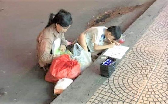 Hình ảnh người mẹ và con trai ngồi học giữa lề đường Sài Gòn gây xúc động mạnh