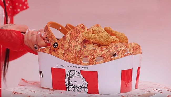 Độc đáo guốc cao su, thơm mùi gà rán của KFC