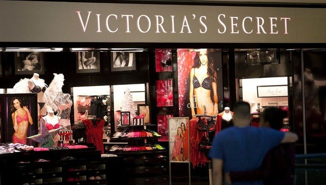 Hàng trăm áo lót Victoria's Secret bị vứt lãng phí ngoài bãi rác