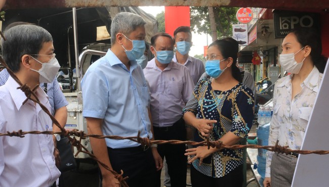 Những hình ảnh xông pha vào vùng dịch Covid của Thứ trưởng Y tế Nguyễn Trường Sơn