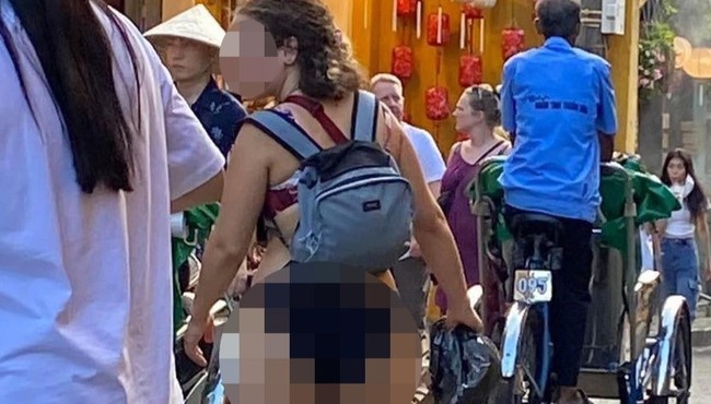 Nữ du khách mặc bikini vô tư đi dạo trong phố cổ Hội An