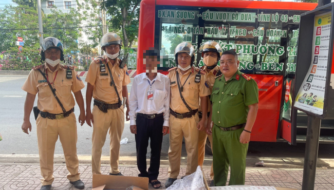 Xe buýt hãng Phương Trang chở 1.700 bao thuốc lá lậu