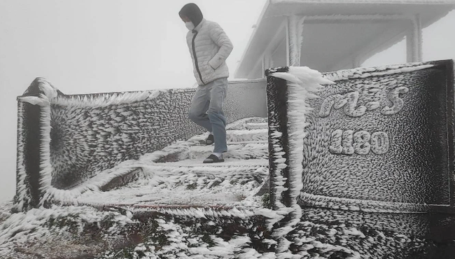 Xem ảnh cực đẹp băng tuyết phủ trắng đỉnh Mẫu Sơn
