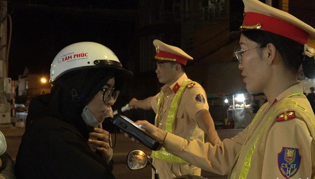 Hình ảnh nữ CSGT Lâm Đồng xuống đường xử lý vi phạm nồng độ cồn 