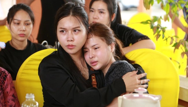 Vụ bé trai tử vong trong ôtô: Mẹ trẻ về nước khóc nghẹn nhận thi thể con