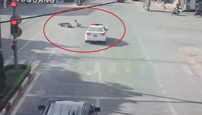Bất chấp nguy hiểm CSGT lao mình cản người đi xe máy vào đường ưu tiên