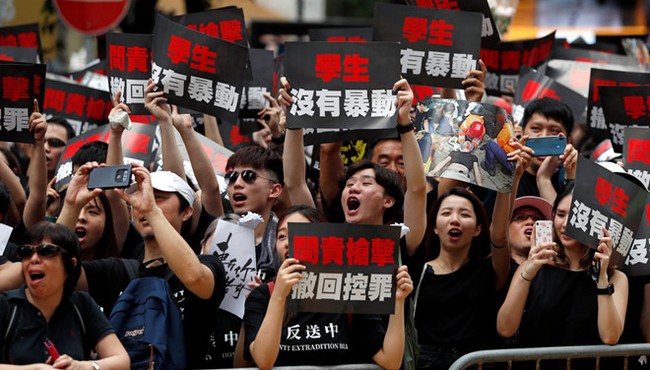Bất chấp thông báo hoãn dự luật, Hong Kong tiếp tục biểu tình rầm rộ 