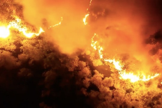 Clip: Hàng trăm người dân di tản khẩn cấp vì núi Hồng Lĩnh thành biển lửa