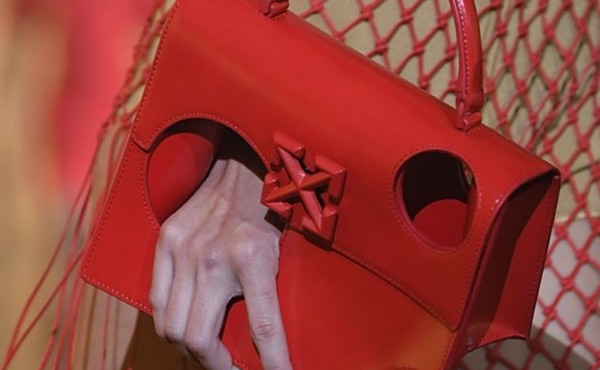 'Soi' mẫu túi xách 'mang chơi' nhưng có giá gần 40 triệu đồng