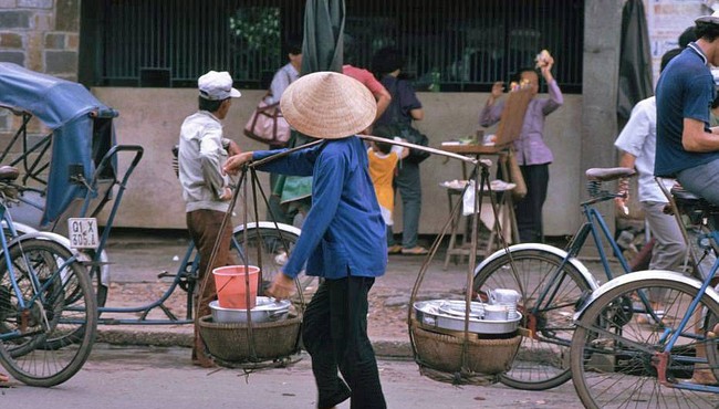 Cuộc sống nhộn nhịp ở vỉa hè Sài Gòn năm 1991 
