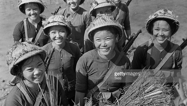 Ấn tượng bộ ảnh lịch sử mộc mạc về các nữ quân nhân Việt Nam thời chiến