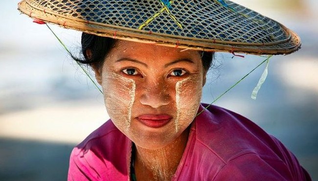 Phong cách trang điểm đặc biệt của phụ nữ Myanmar