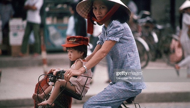 Nhìn lại phụ nữ Việt Nam thập niên 1980 qua ống kính người Pháp