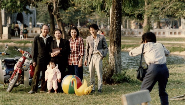 Hồ Hoàn Kiếm năm 1990 cực mộc mạc qua loạt ảnh hiếm
