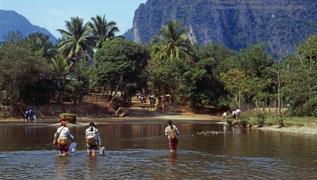 Đất nước Lào cuối thập niên 1990 cực mộc mạc, thanh bình