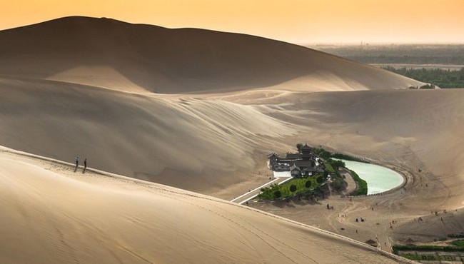 Vì sao hồ nước trên sa mạc không bao giờ cạn suốt 2.000 năm?