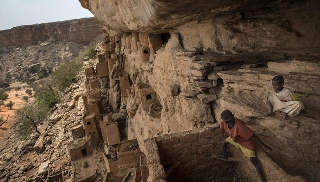 Kỳ lạ ngôi làng trên vách đá ở Tây Phi 