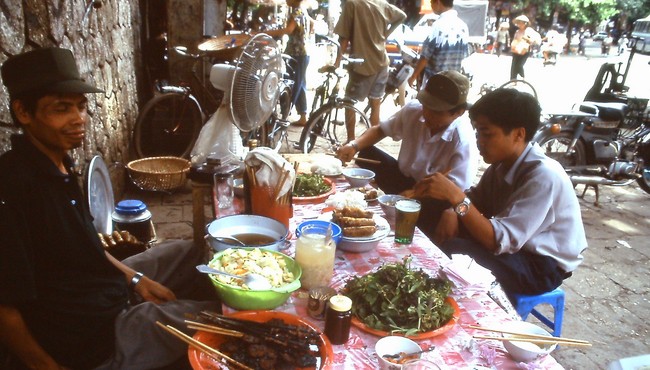 Cuộc sống nhộn nhịp ở khu phố cổ Hà Nội năm 1995 