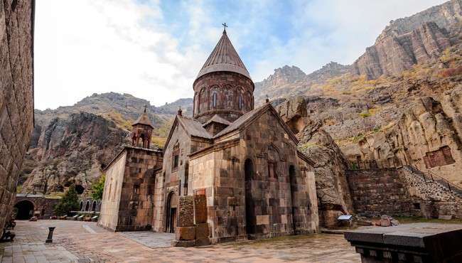 Choáng ngợp với tu viện cổ nổi tiếng nhất vùng núi Kavkaz 