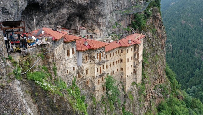 Khám phá tu viện gần 2.000 tuổi nằm chênh vênh trên núi