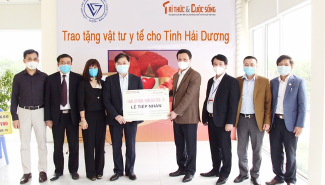 COVID-19: Chủ tịch VUSTA Phan Xuân Dũng trao tặng vật tư y tế cho tỉnh Hải Dương