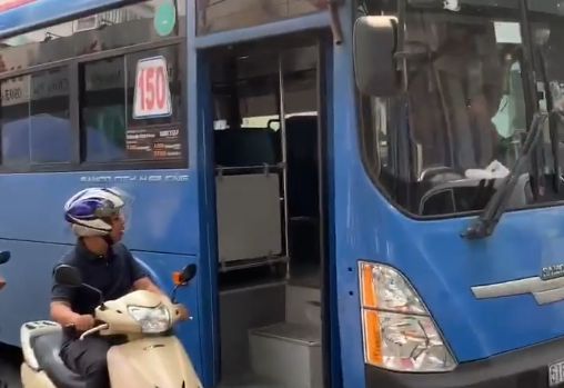 Tài xế xe buýt bấm còi inh ỏi, ép xe máy, phun nước miếng vào người đi đường ở Sài Gòn