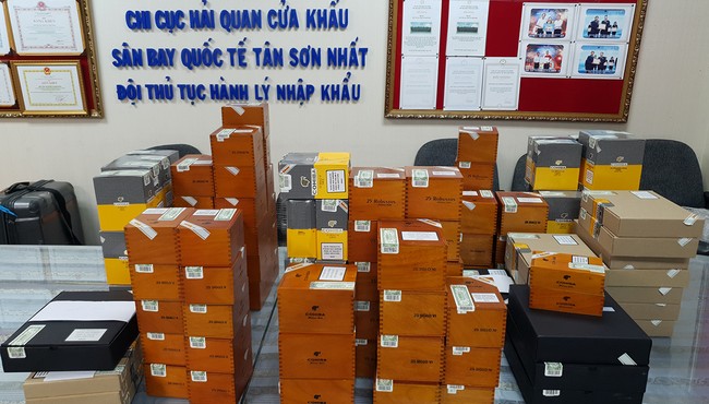 3 va ly chứa gần 2.500 điếu xì gà nhập lậu về sân bay Tân Sơn Nhất