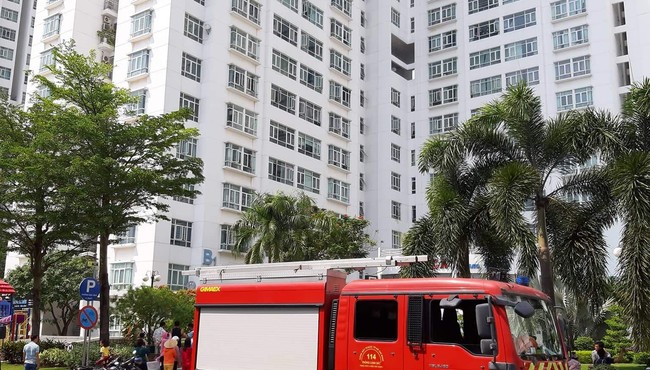 Hàng trăm cư dân thoát khỏi chung cư Hoàng Anh Gia Lai Goldhouse bốc cháy giữa trưa