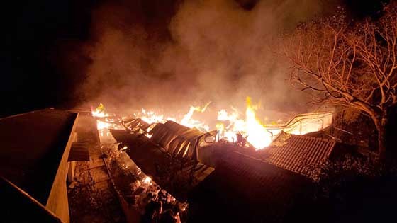 Hàng trăm chiến sĩ chữa cháy xưởng bông xuyên đêm ở Củ Chi 