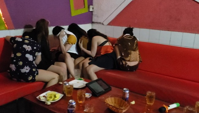 Bắt quả tang 7 nữ tiếp viên quán karaoke khoả thân phục vụ khách