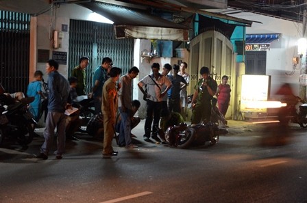 Thanh niên lao thẳng xe máy vào tên cướp dây chuyền ở Sài Gòn 