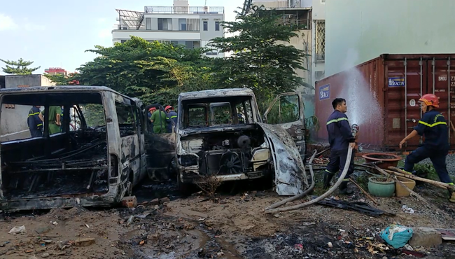 Nhóm trẻ em ở Sài Gòn đốt rác gây cháy 2 ô tô 16 chỗ