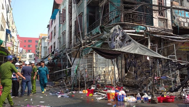 Cảnh sát giải cứu 2 cô gái và 1 người già khỏi đám cháy lớn ở Sài Gòn 